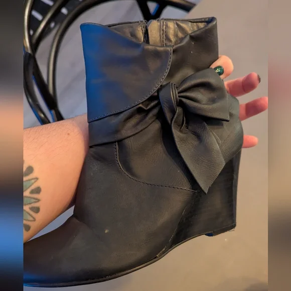 Boots - Picture 4 of 4